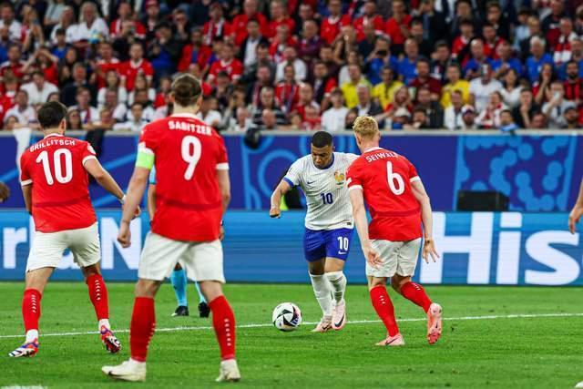 欧洲国家间足球对抗赛现场，球队实力碰撞的简单介绍