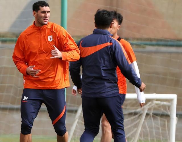 一触即发比赛，全队教练组连夜研究对手的简单介绍