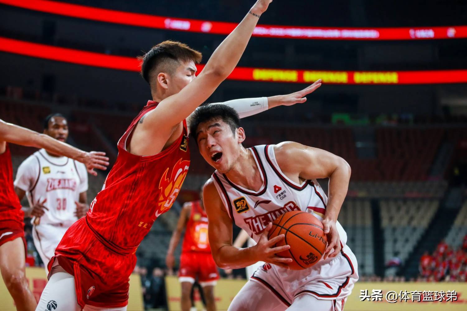 篮球场上搏击瞬息间，比分胜负悬念重重的简单介绍