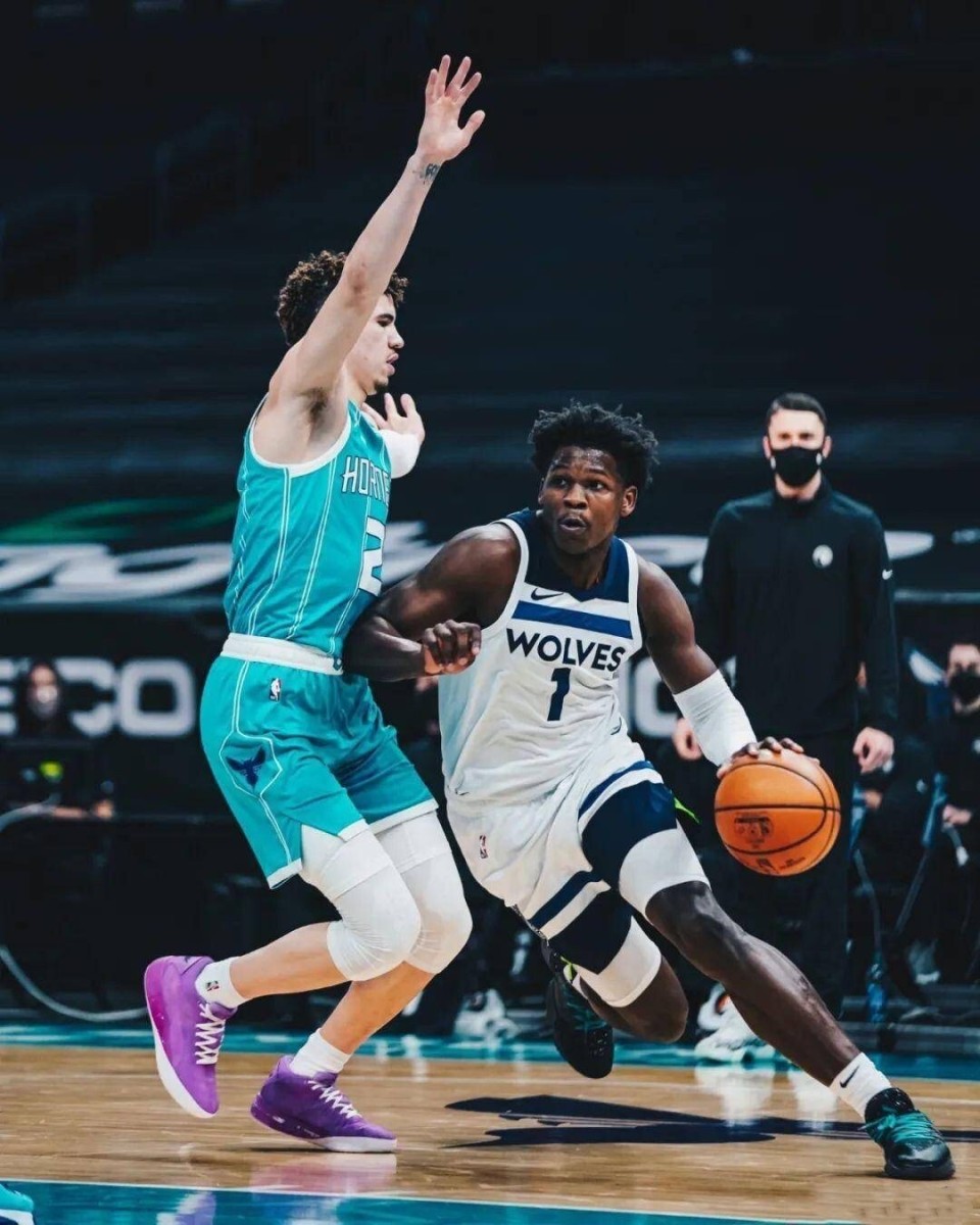 篮球比赛中一位新秀崭露头角