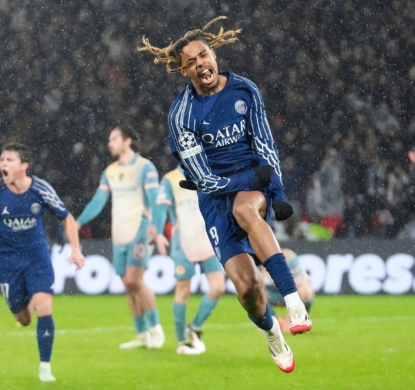 曼联惨败于巴黎,遗憾出局欧冠四强 曼联惨败于巴黎,遗憾出局欧冠四强