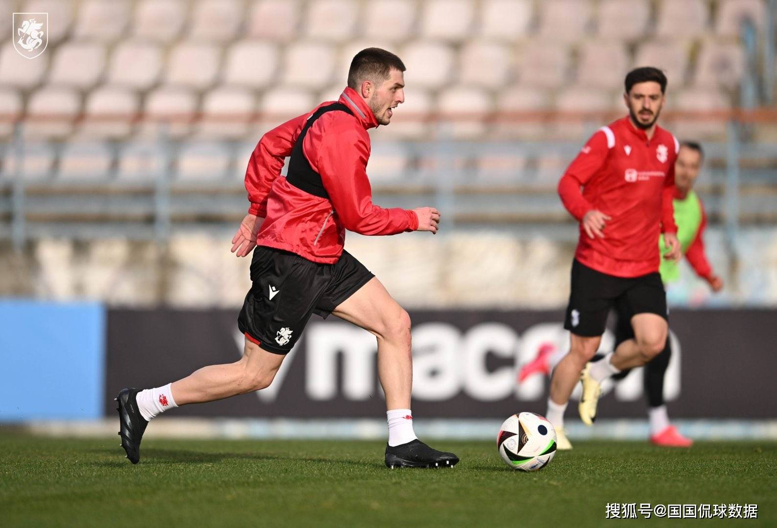 开云体育app-卢森堡队豪取三分，稳固阵营