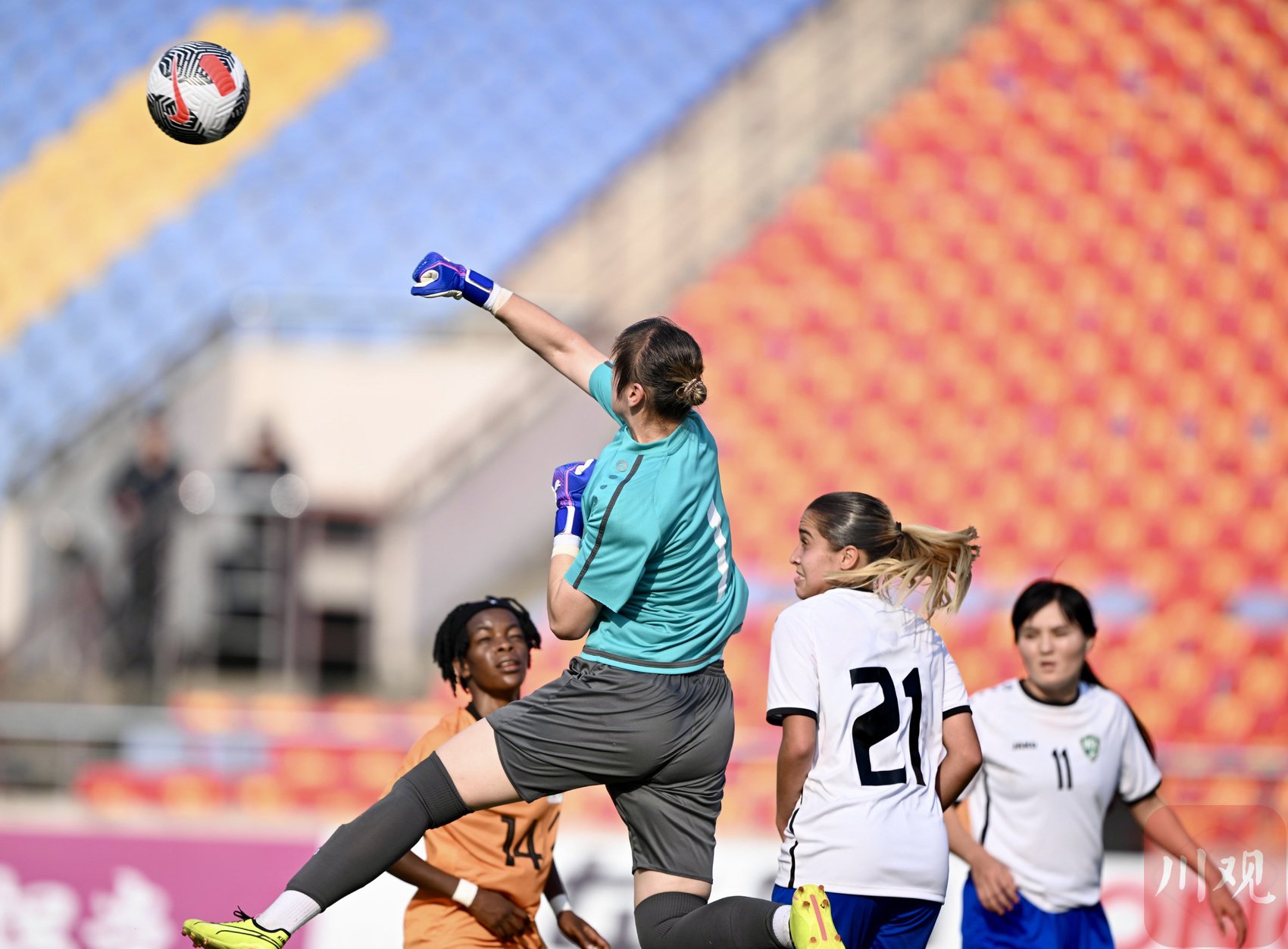 关于女足大赛充满悬念，球员们拼尽全力的信息