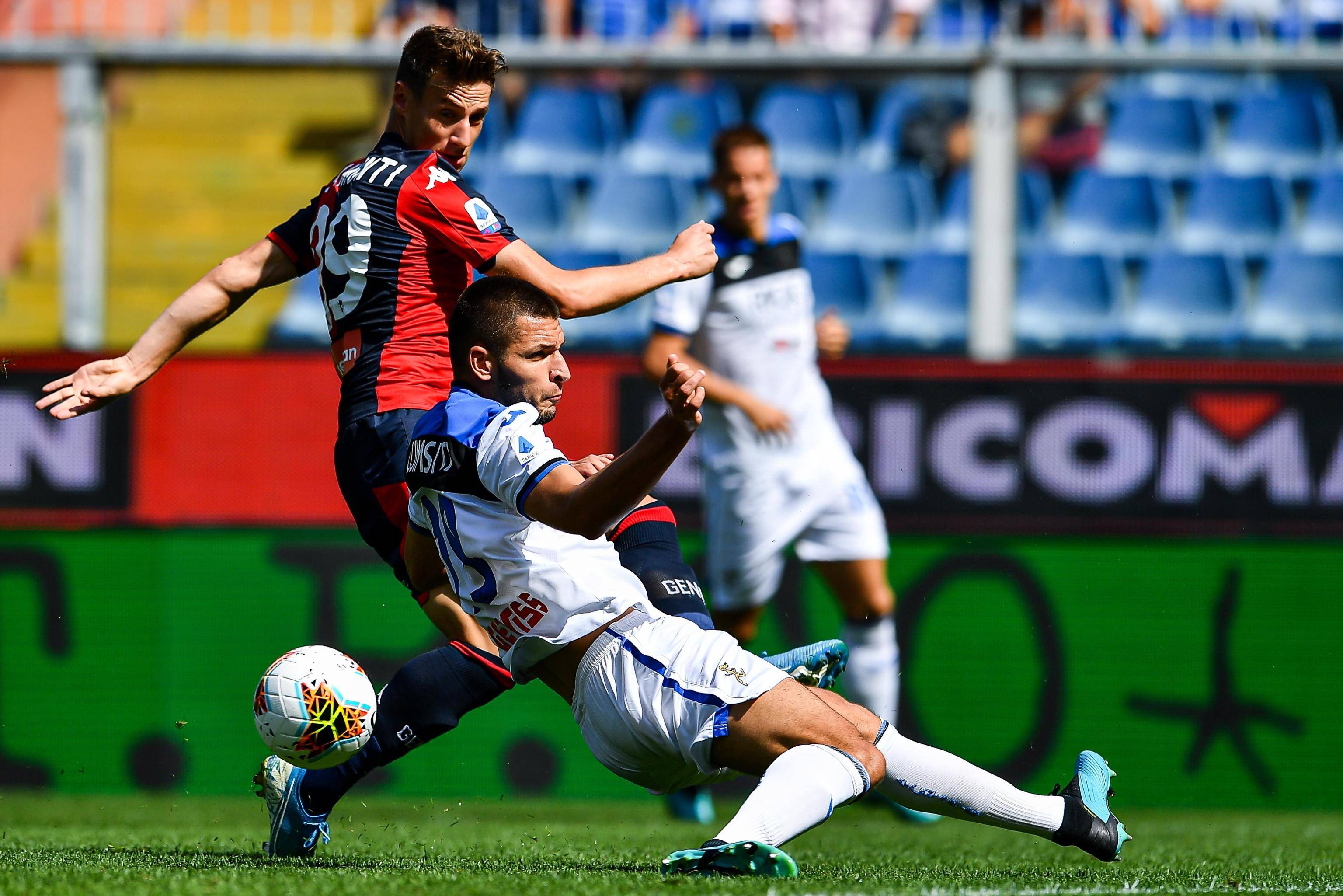 包含足球比赛精彩纷呈，球迷热爱无界的词条