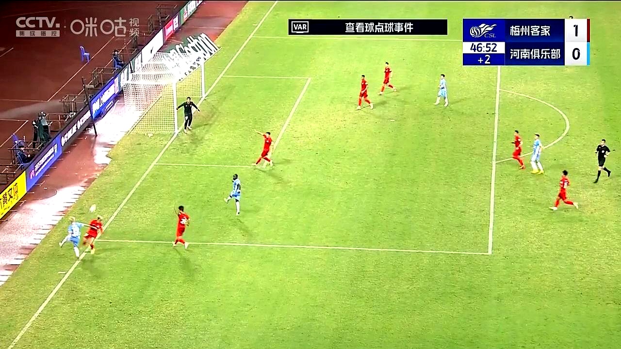 开云体育中国-比赛中球队防守漏洞百出，对手轻松得分