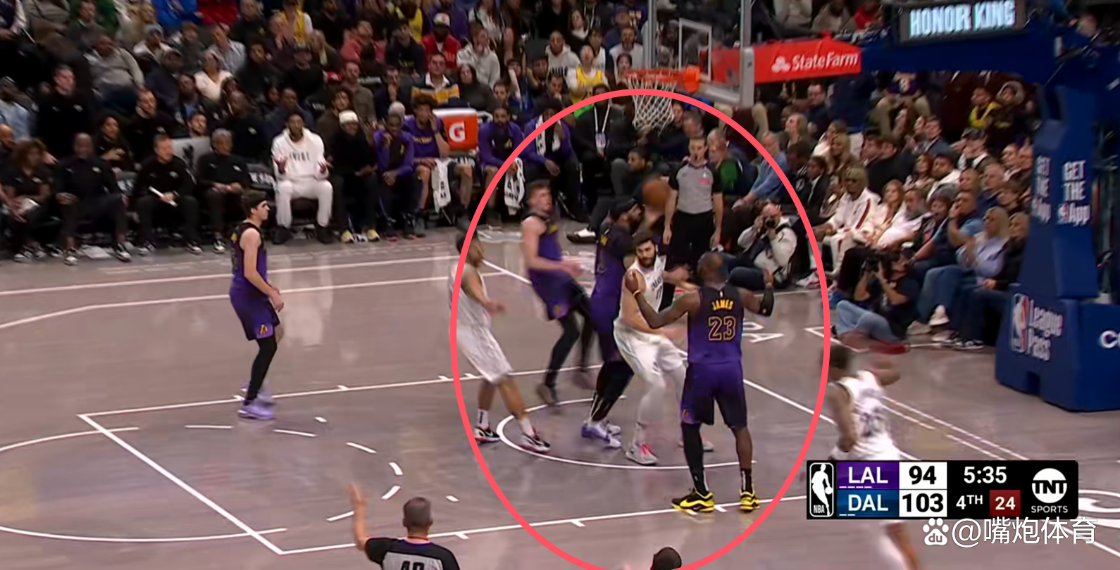 比赛中球队防守漏洞百出,对手轻松得分 比赛中球队防守漏洞百出,对手轻松得分