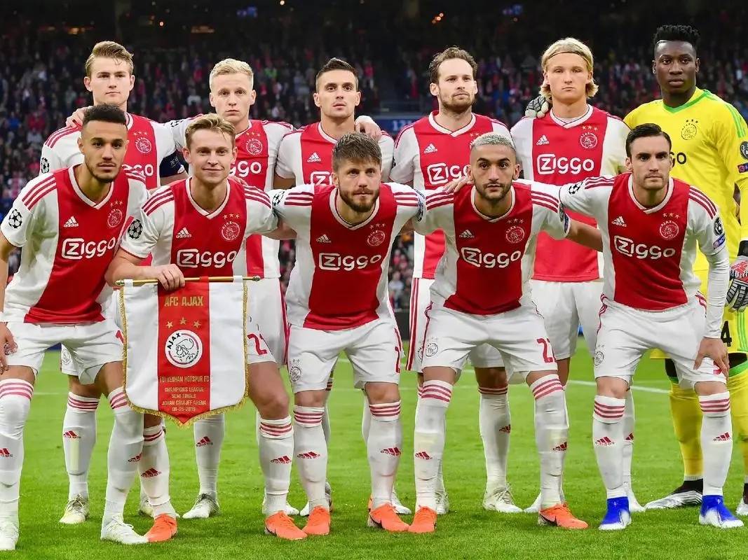 阿贾克斯豪取荷甲联赛领先位置