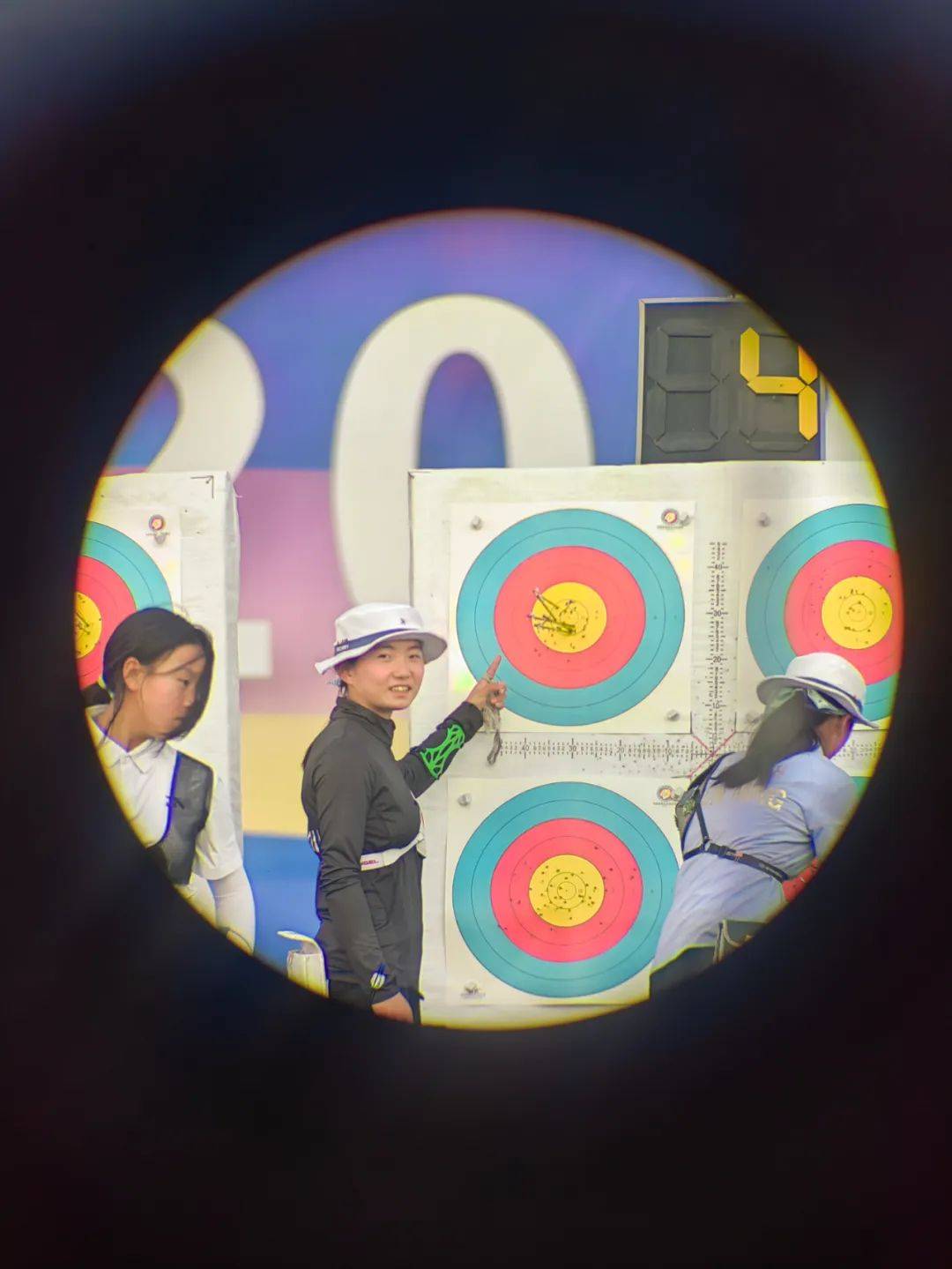 英国选手在射箭比赛中斩获金牌