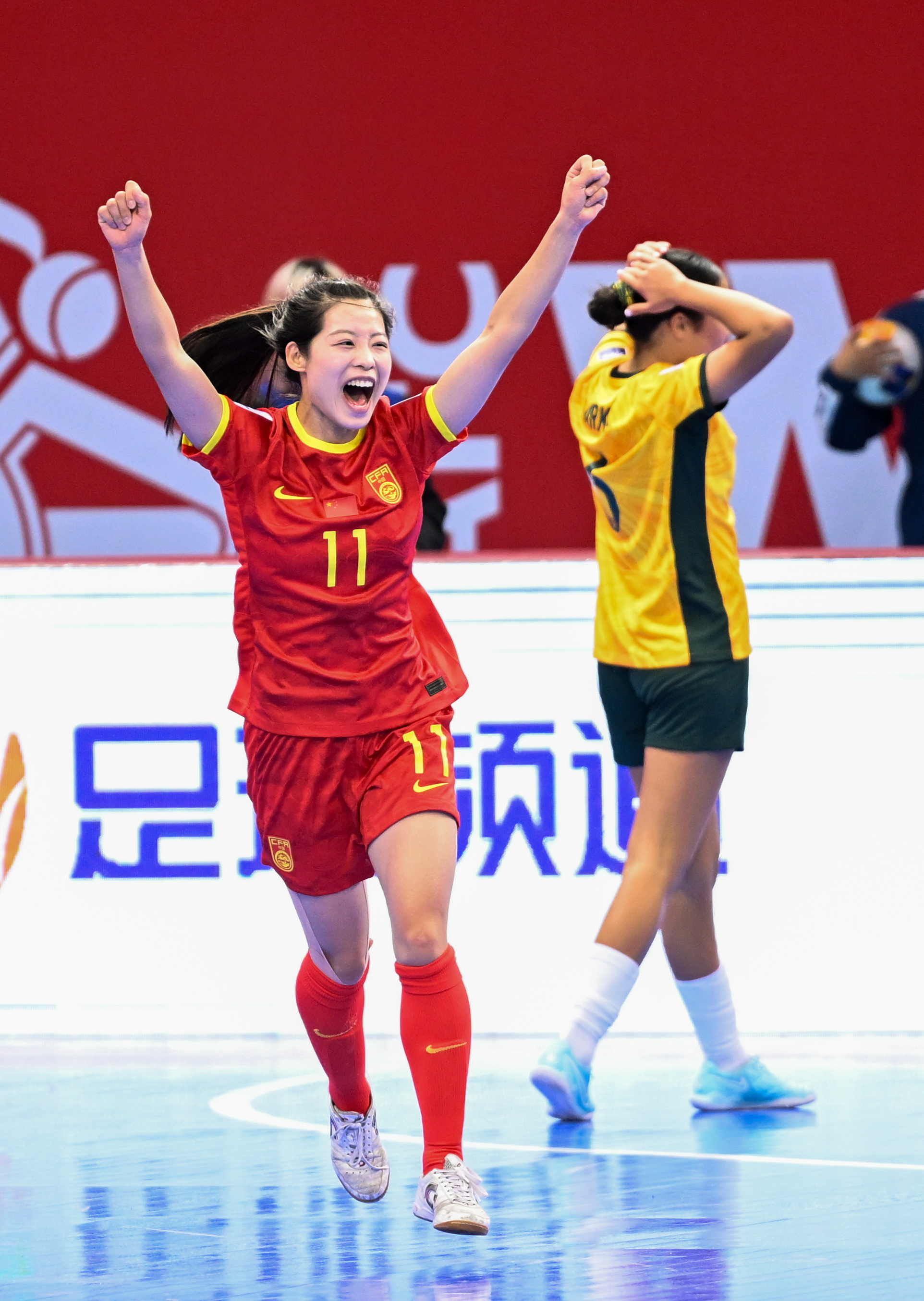 U女子足球冠军杯激烈角逐 U女子足球冠军杯激烈角逐