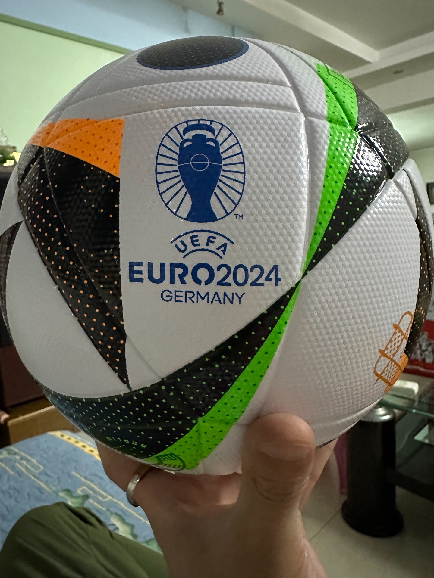 开云体育官方网站-欧洲杯足球公布新赛程，粉丝迫不及待期待看球的简单介绍