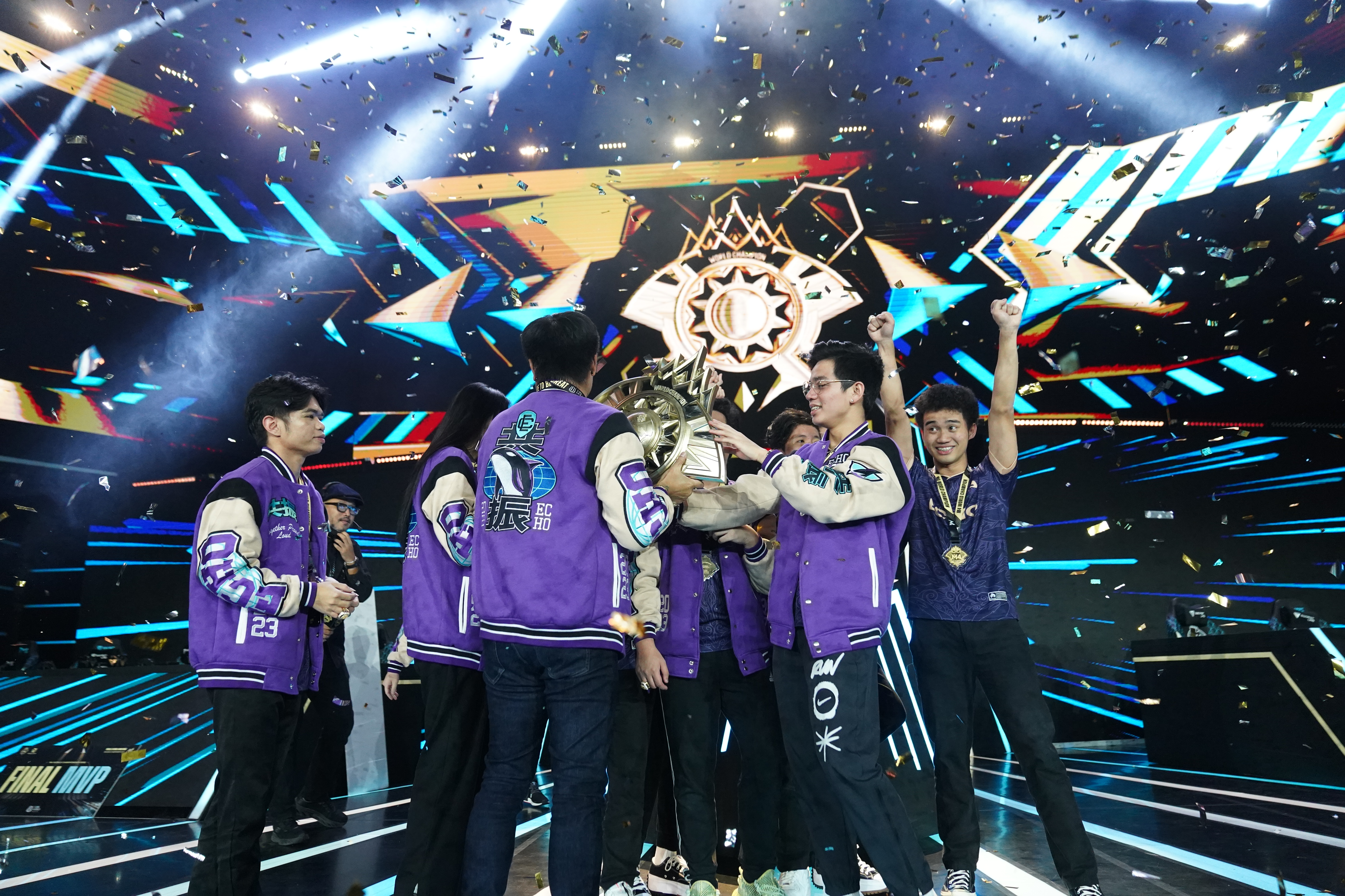 对抗激烈队员拼尽全力获胜 对抗激烈队员拼尽全力获胜