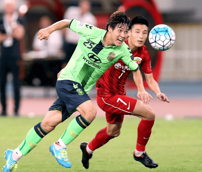 足坛焦点，强强对决，谁能笑到最后