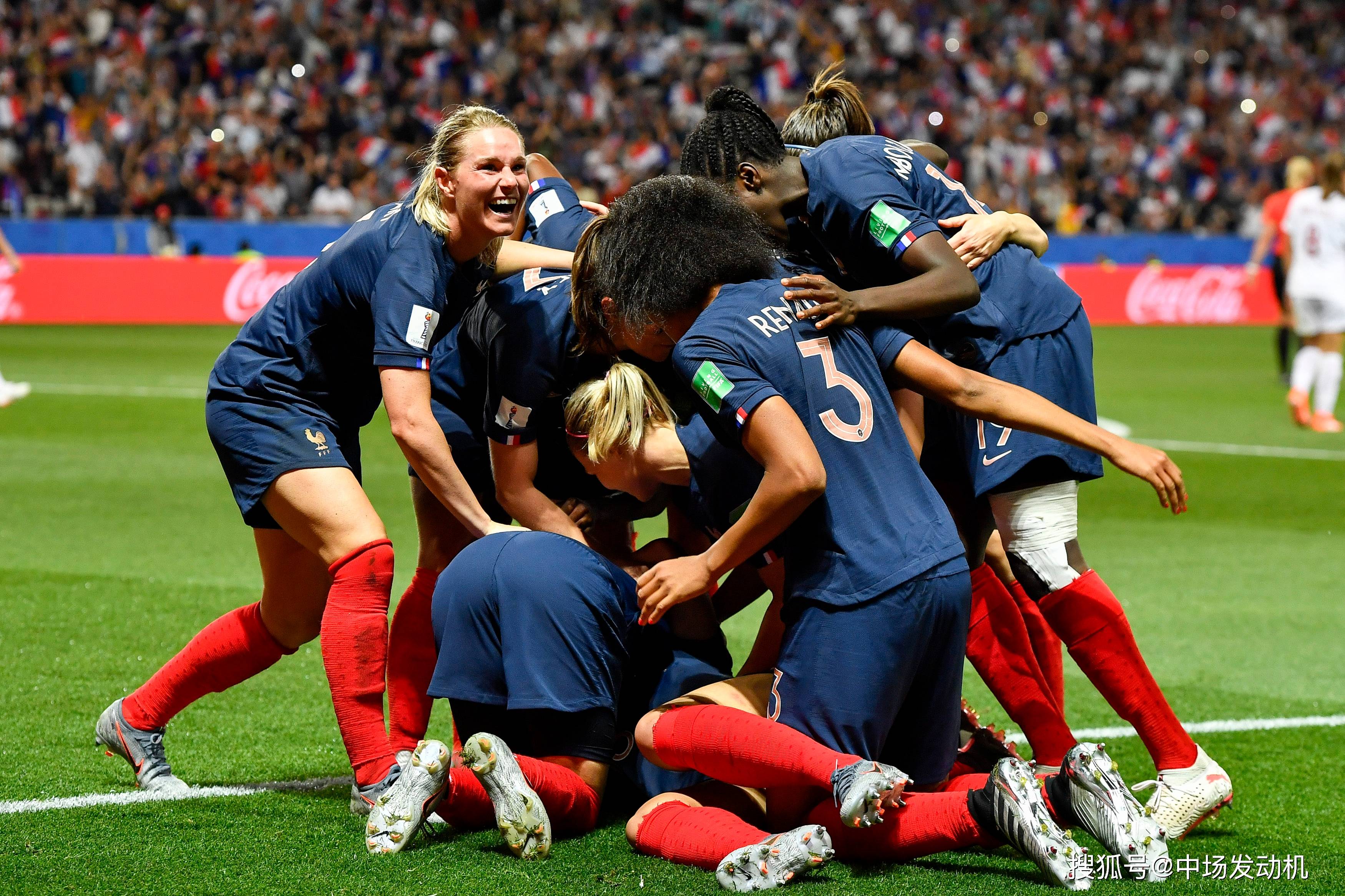 开云体育在线-女子足球队在比赛中展现实力