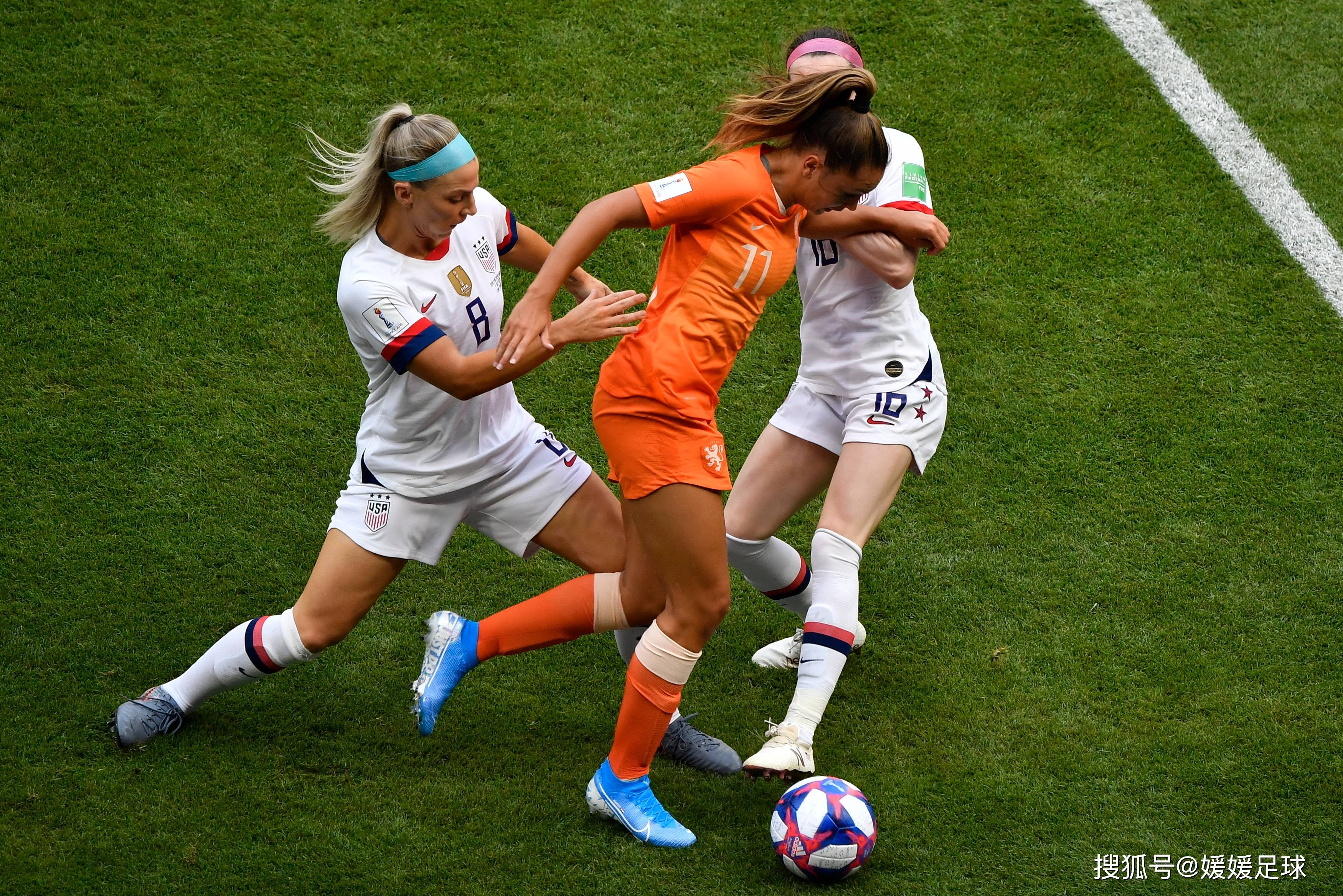 女子足球队在比赛中展现实力