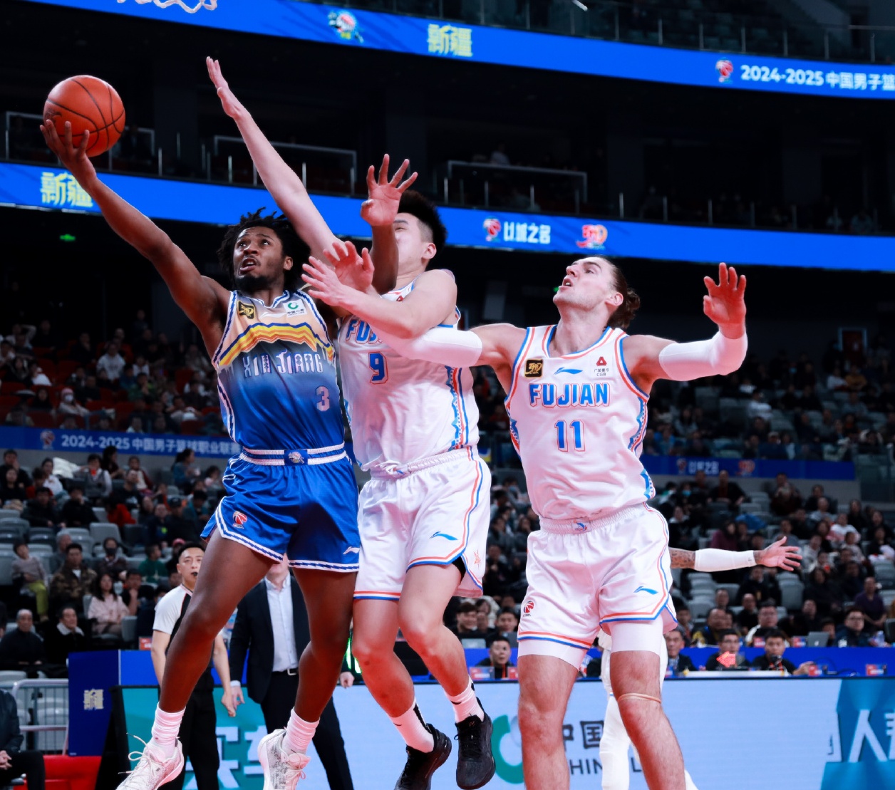 新疆男篮主场力克对手，冲击前列