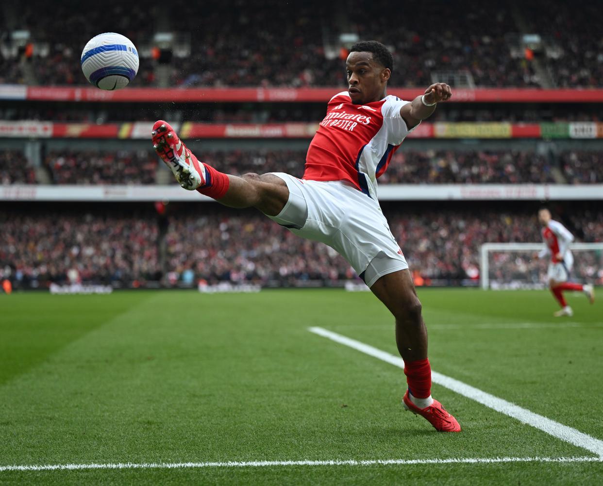 开云体育官网-关于球场风起云涌队员拼尽全力争胜的信息