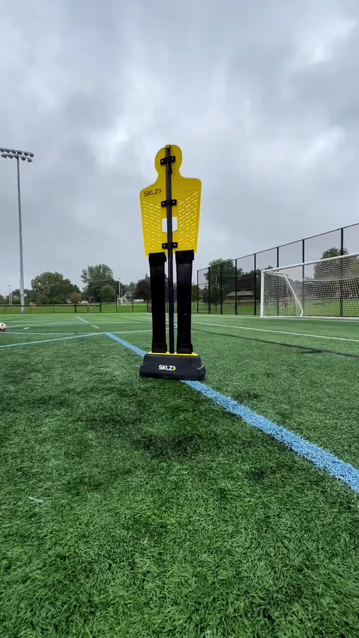 足球场上掀起狂风暴雨