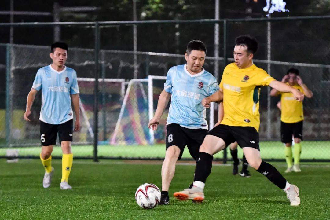 包含平分秋色：足球赛场上角逐白热化的词条