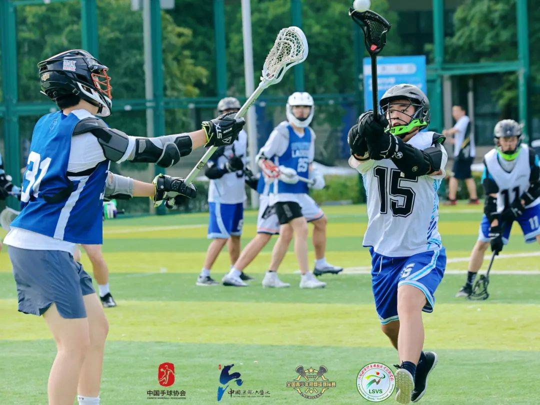 比赛中球员们展现了卓越的技术和团队合作,赢得了观众的喝彩 比赛中球员们展现了卓越的技术和团队合作,赢得了观众的喝彩