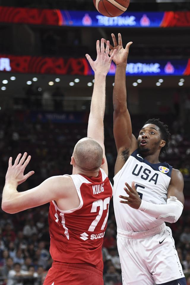 波兰队绝杀韩国队，马龙统治全场